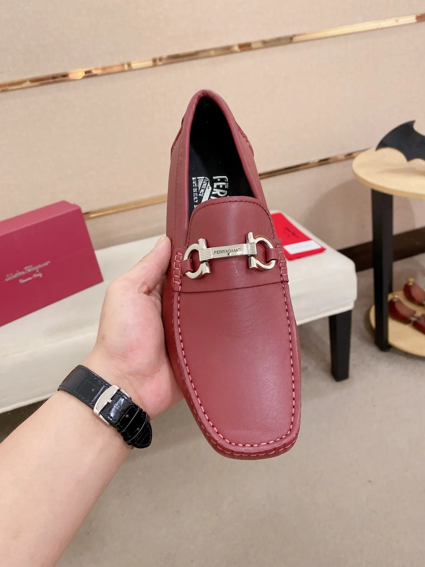 Men's shoes💰: 540💰High-end quality! Ferragamo🆕🆕Exclusive hot-selling products in stock🔥🔥New products on the shelves, high-quality Ferragamo men's pea shoes, high-end casual driving shoes, with complete packaging! 💪 💪 Material: imported first-layer pebbled cowhide 🐂 + imported high-quality water-dyed cowhide lining + wear-resistant outsole 👍🏻👍🏻 Features: high-end and comfortable, purely handmade 🚀 🚀 Create the perfect shoe that suits you best 🔥 🔥 Size: (38-44) 45 standard size can be customized!